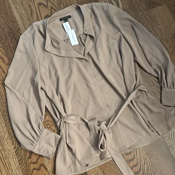 Banana Republic Belted Buttondown Blouse NWT - Picture 2 of 3